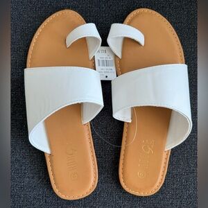 Women’s Rouge Helium White Sandals. Size 9